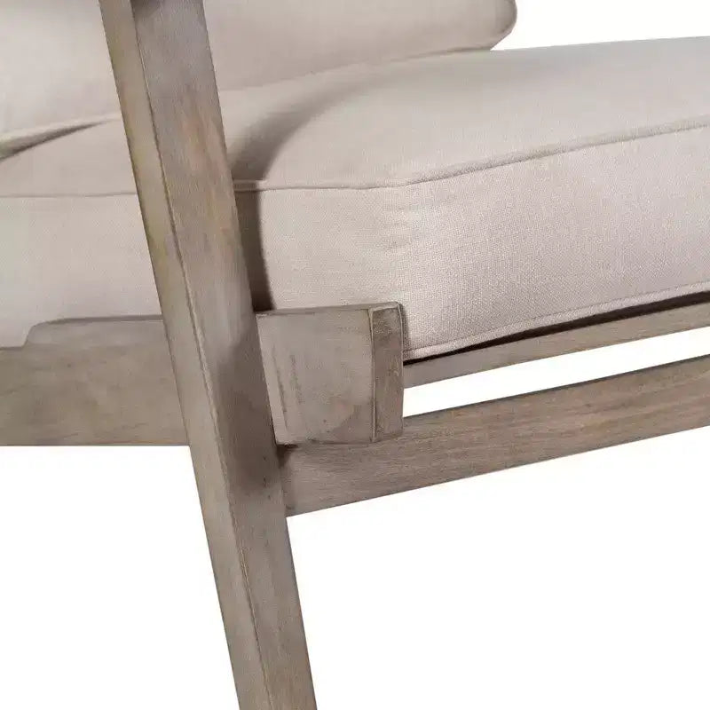 Fauteuil d'appoint artisanal en bois de manguier avec assise coussinée et pieds inclinés