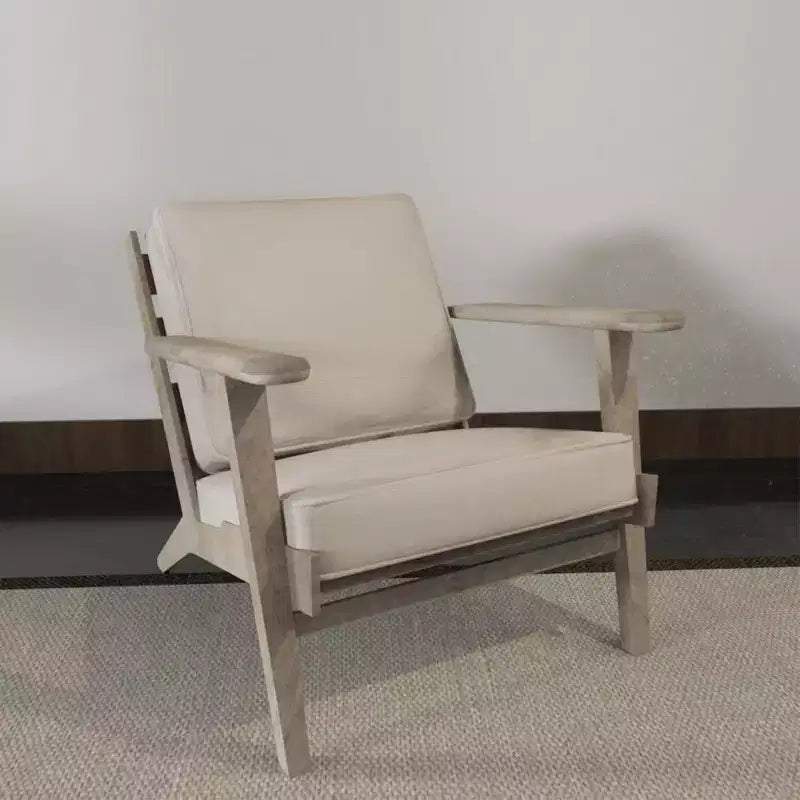 Fauteuil d'appoint artisanal en bois de manguier avec assise coussinée et pieds inclinés