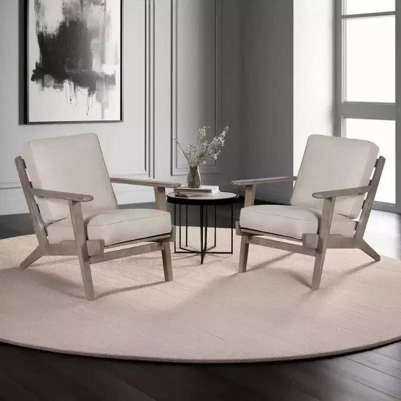 Fauteuil d'appoint artisanal en bois de manguier avec assise coussinée et pieds inclinés