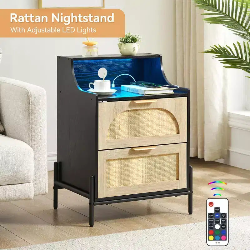 Table de chevet en rotin avec station de charge et lumières LED, ports USB/prises