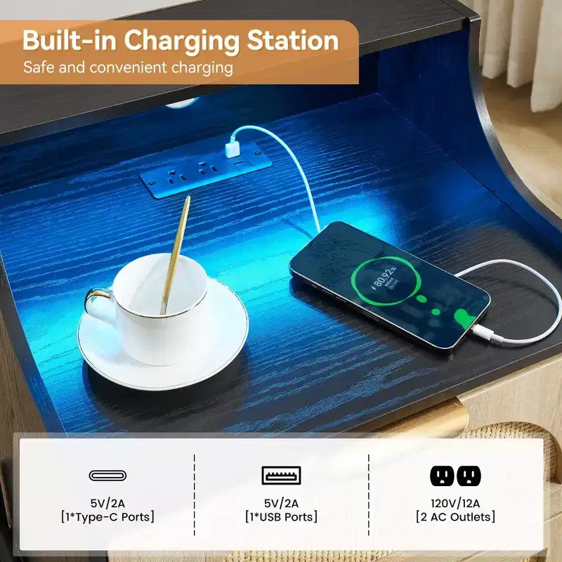 Table de chevet en rotin avec station de charge et lumières LED, ports USB/prises