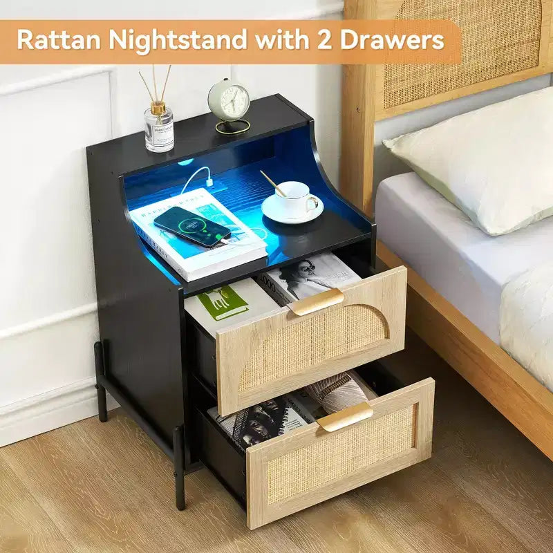 Table de chevet en rotin avec station de charge et lumières LED, ports USB/prises