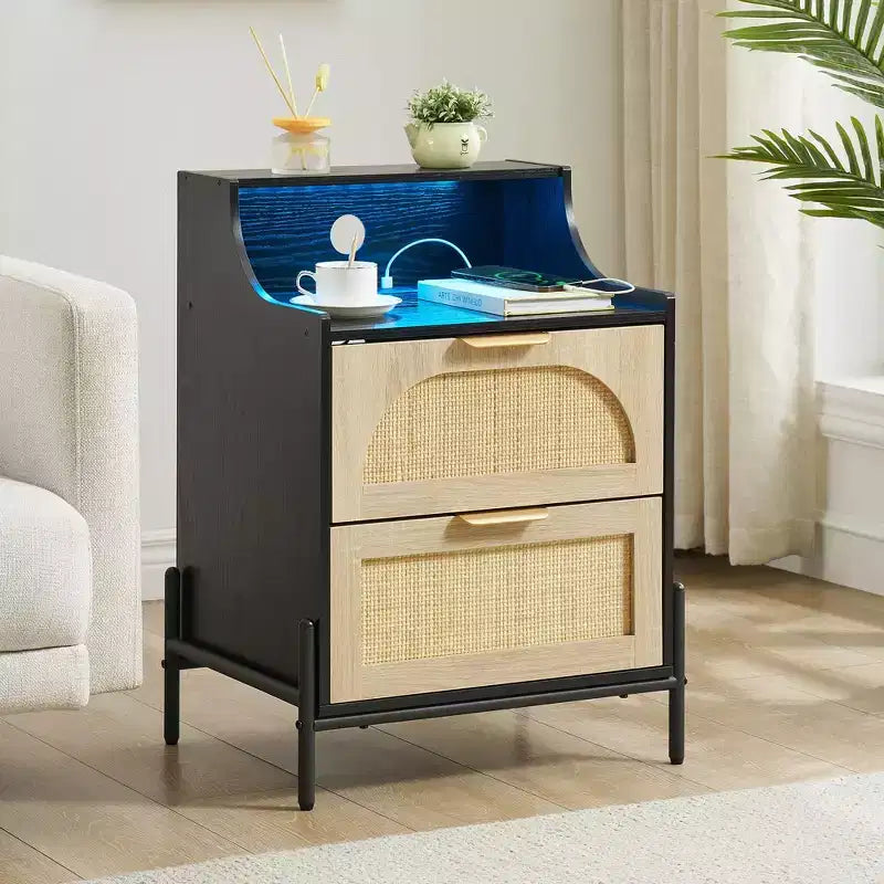 Table de chevet en rotin avec station de charge et lumières LED, ports USB/prises