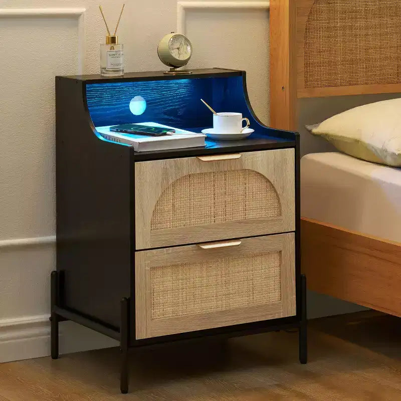 Table de chevet en rotin avec station de charge et lumières LED, ports USB/prises